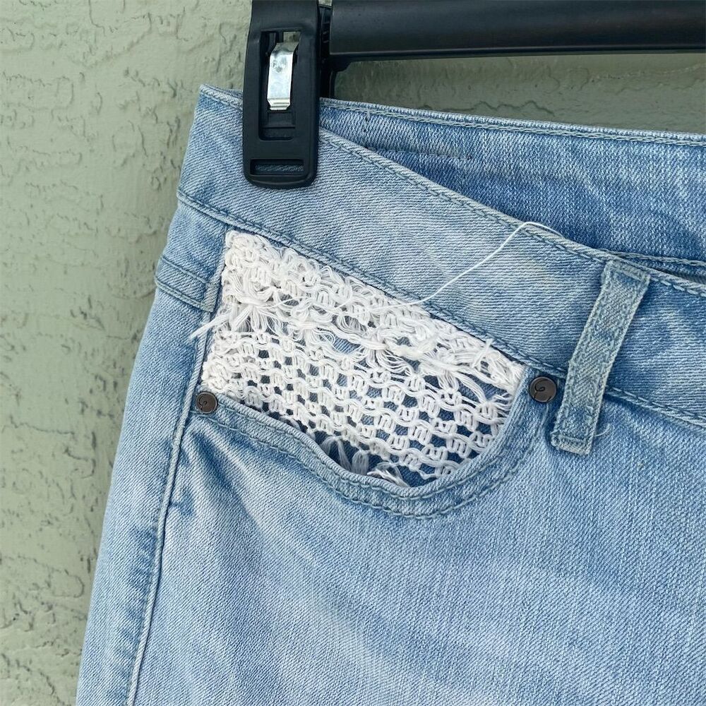 Earl Jean Women's Size 14 Light Wash Denim Capri Jeans Crochet Lace Pockets - Picture 3 of 11